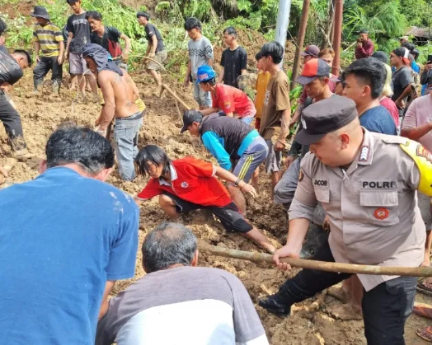 Tim Gabungan Evakuasi Korban Longsor di Desa Wanga