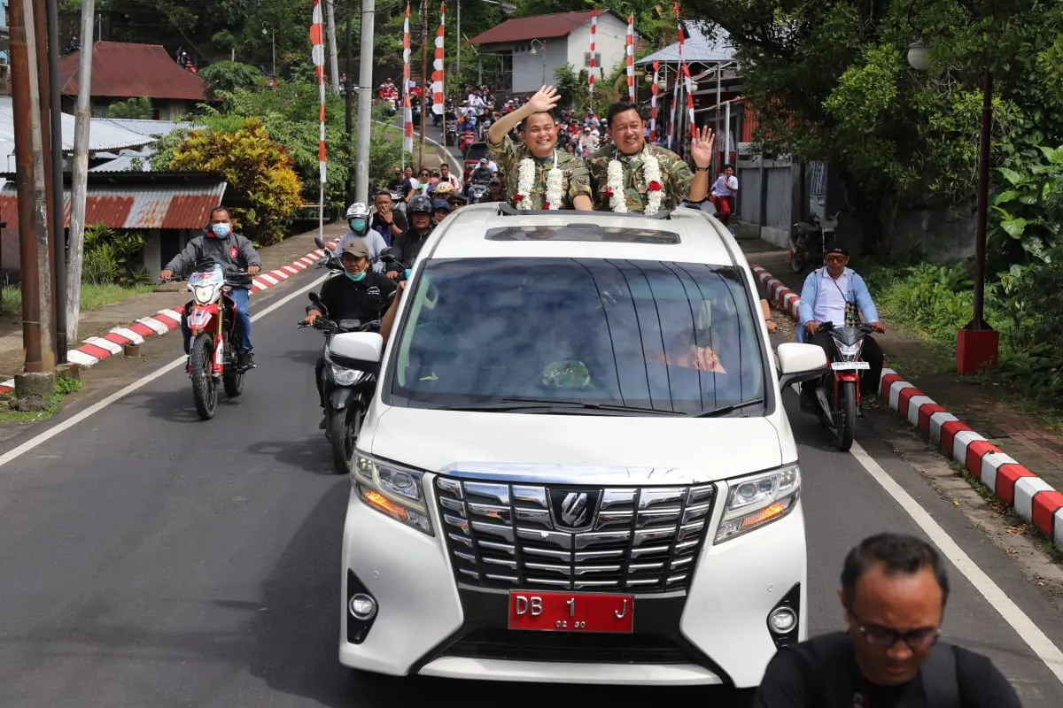 Penyambutan Bupati dan Wakil Bupati Mitra oleh ribuan warga