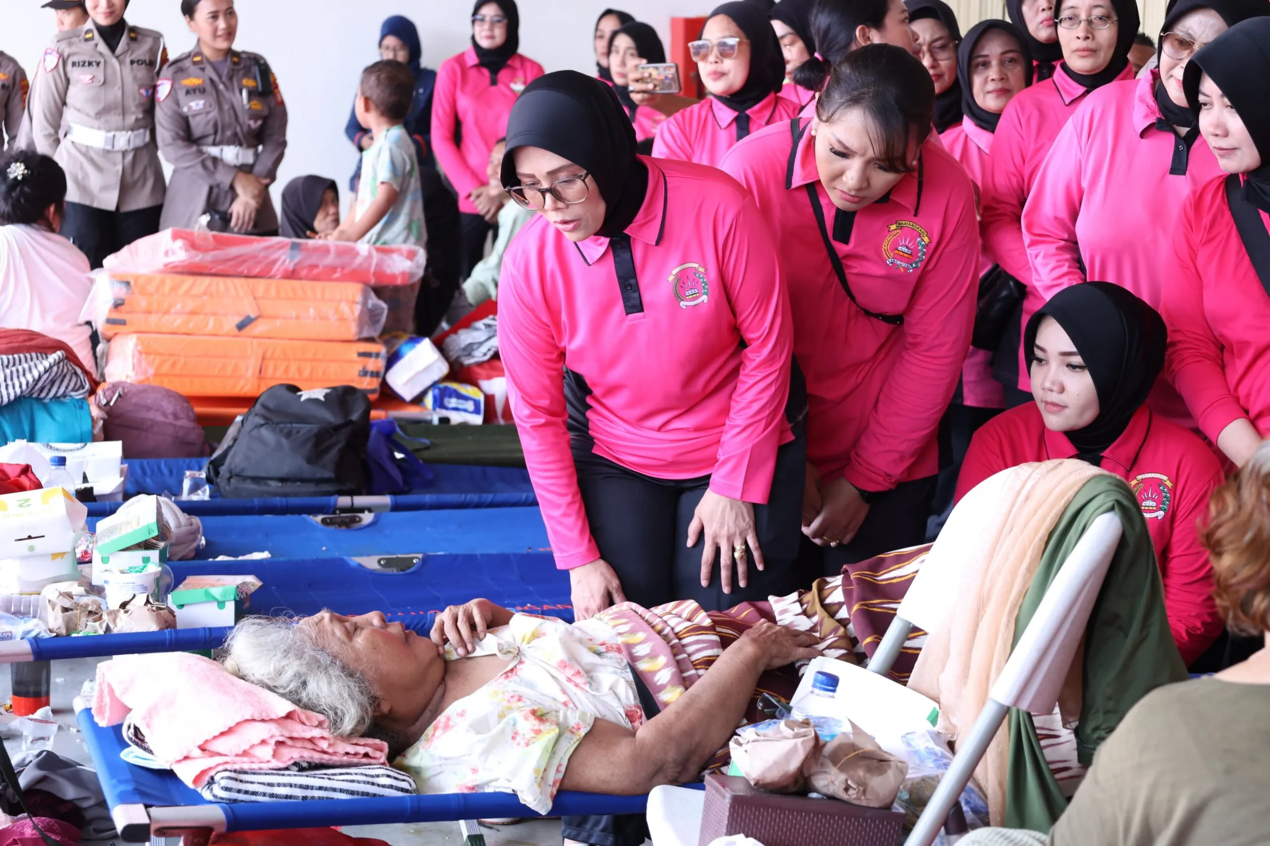 Bantuan Banjir Bekasi dari Yayasan Kemala Bhayangkari dan Polres Metro Bekasi Kota