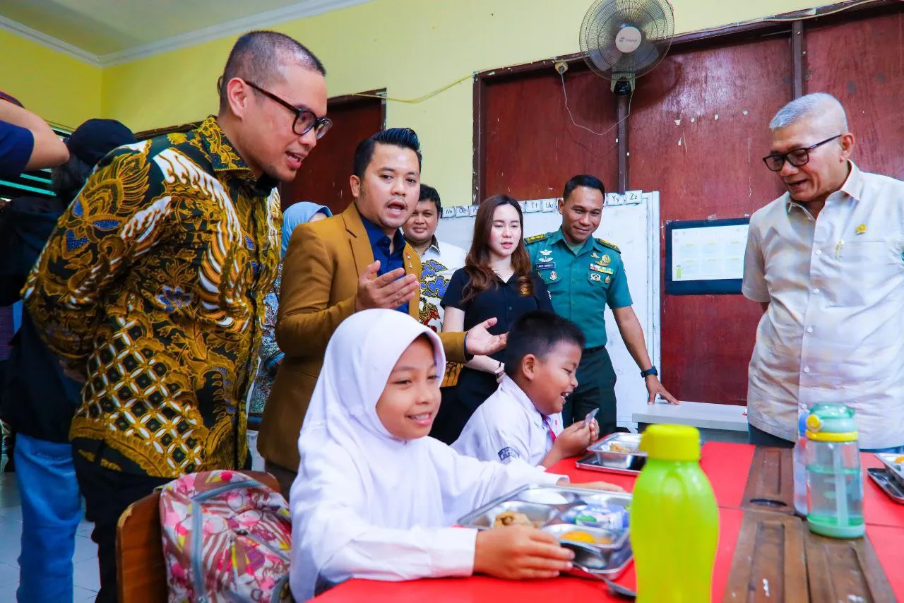 Wakil Wali Kota Tangerang Selatan Pilar Saga Ichsan meninjau dapur umum program Makan Bergizi Gratis bersama DPR RI.