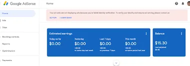 Ilustrasi orang yang senang melihat penghasilan AdSense